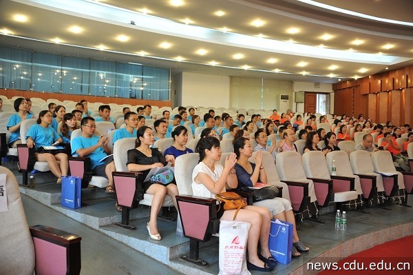 学员指导教师和学员们.jpg 学员指导教师和学员们.jpg