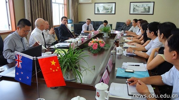 2012-6-29ظУѧԺ̸У.jpg